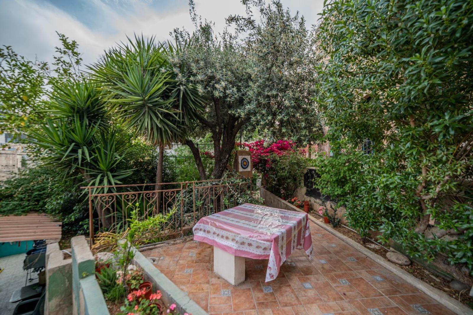 Central House With Beautiful Garden Amman Exterior foto