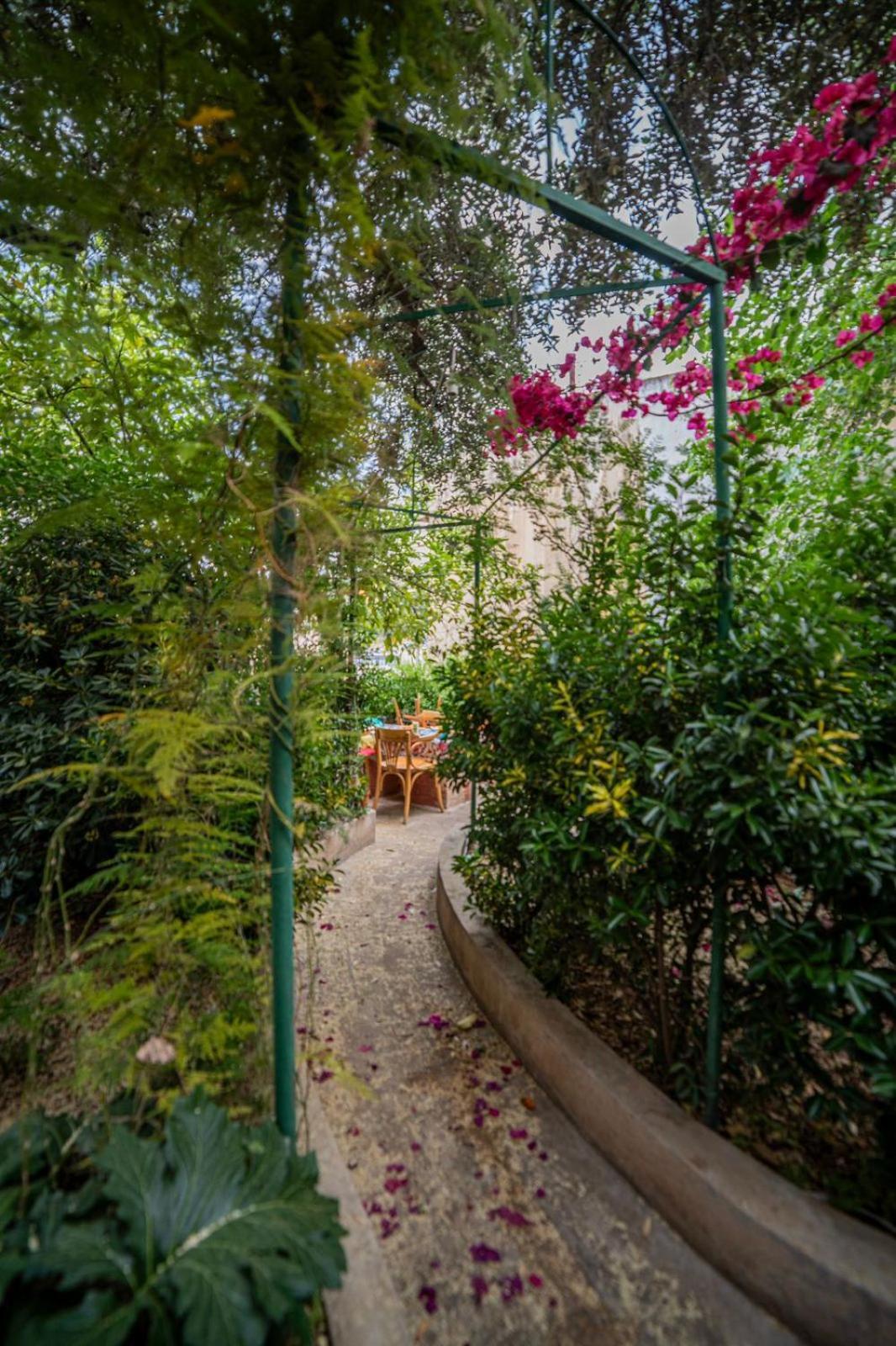 Central House With Beautiful Garden Amman Exterior foto